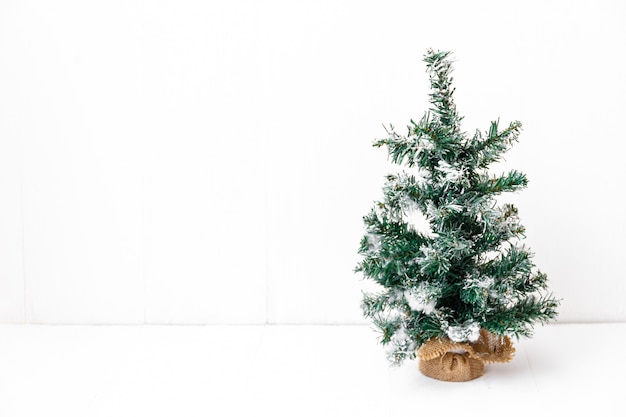 Albero di Natale nudo senza decorazione isolata su bianco