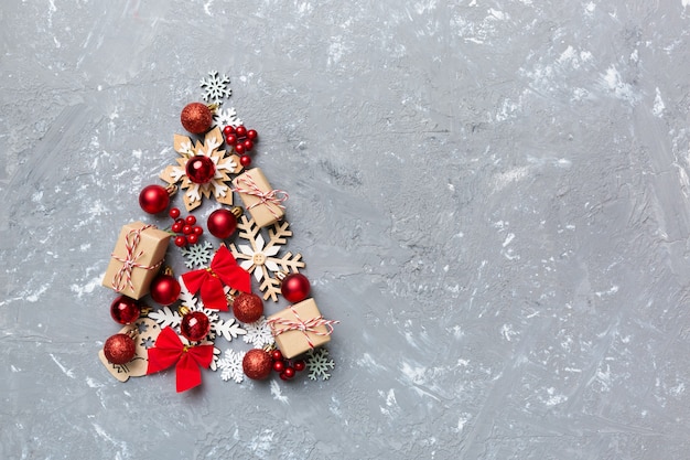 Albero di Natale realizzato con decorazione a sfera colorata su sfondo colorato, vista dall'alto. Anno nuovo concetto minimo con copia spazio.