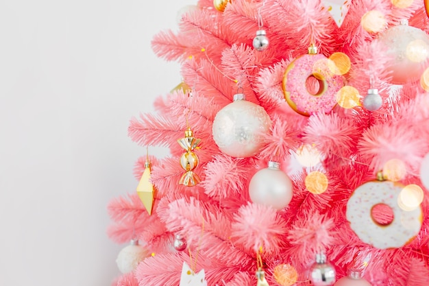 Albero di Natale rosa e decorazioni natalizie colore bianco e oro. Sfondo di Natale. Felice anno nuovo e Natale concetto di Natale.