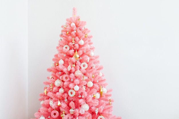 Albero di Natale rosa e decorazioni natalizie colore bianco e oro. Sfondo di Natale. Felice anno nuovo e Natale concetto di Natale.