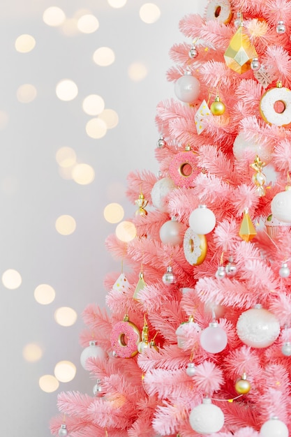 Albero di Natale rosa e decorazioni natalizie colore bianco e oro. Sfondo di Natale. Felice anno nuovo e Natale concetto di Natale.