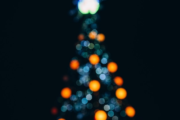 Albero di Natale sfocato con luci