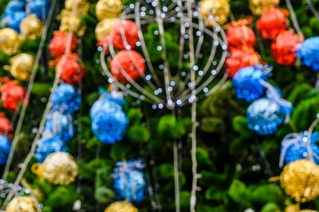 Albero di natale sfocato e decorazioni per lo sfondo