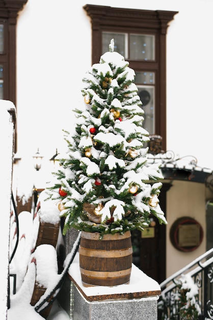 Albero di Natale sotto la neve nella decorazione della casa o strada