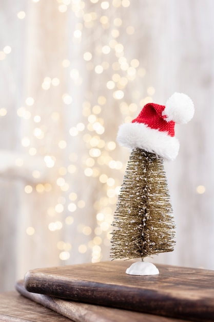 Albero di Natale su legno, priorità bassa del bokeh. Concetto di celebrazione delle vacanze di Natale. Biglietto d'auguri.