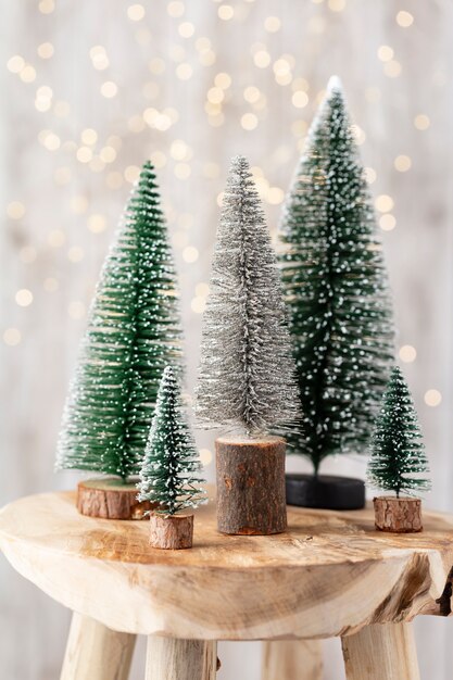 Albero di Natale su legno, priorità bassa del bokeh. Concetto di celebrazione delle vacanze di Natale. Biglietto d'auguri.