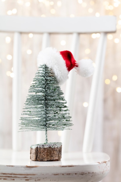 Albero di Natale su legno, priorità bassa del bokeh. Concetto di celebrazione delle vacanze di Natale. Biglietto d'auguri.