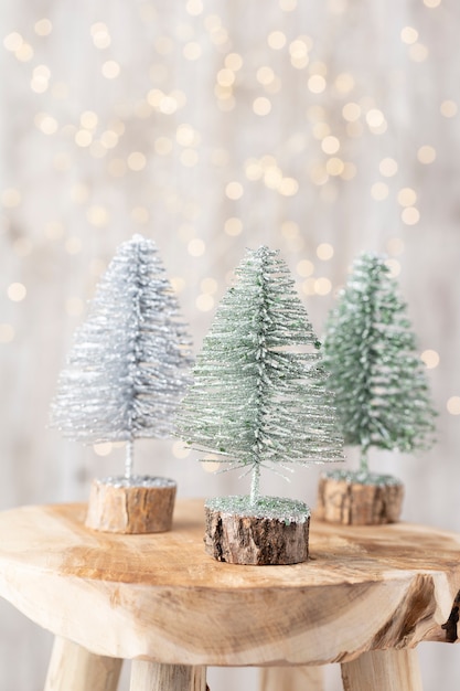 Albero di Natale su legno, priorità bassa del bokeh. Concetto di celebrazione delle vacanze di Natale. Biglietto d'auguri.