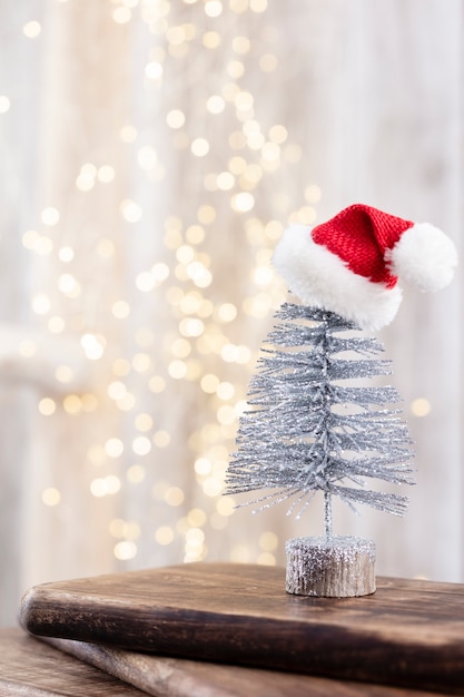 Albero di Natale su legno, priorità bassa del bokeh. Concetto di celebrazione delle vacanze di Natale. Biglietto d'auguri.