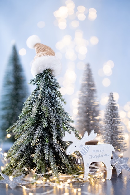 Albero di Natale su sfondo blu bokeh