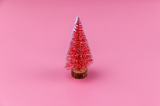 Albero di Natale su sfondo rosa pastello. Concetto di Natale o Capodanno. Design minimale