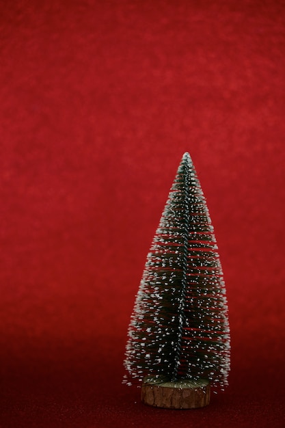 Albero di Natale su sfondo rosso copia spazio per il testo per Idea