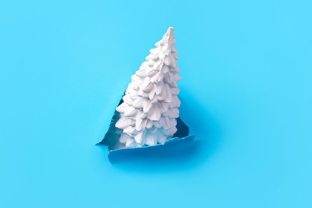 Albero di Natale su un concetto blu e minimalista