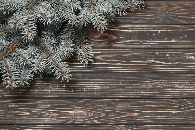 Albero di Natale su un fondo di legno marrone. Vista dall'alto. Posto per il testo.