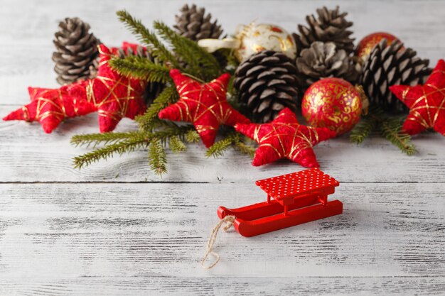 Albero di Natale su un vecchio tavolo di legno