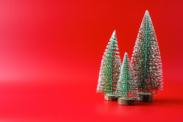 Albero di Natale sul concetto di celebrazione di festa di capodanno del fondo rosso