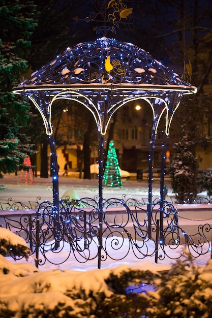 Albero di Natale sulla piazza principale in una notte d'inverno nella neve