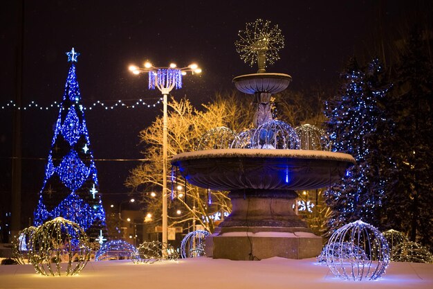 Albero di Natale sulla piazza principale in una notte d'inverno nella neve