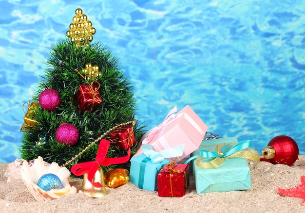 Albero di Natale sulla sabbia in spiaggia