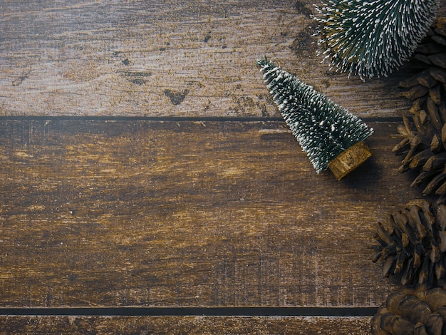 Albero di Natale sulla tavola di legno per il concetto di vacanza