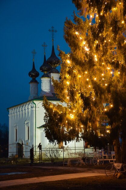 Albero di Natale sullo sfondo della decorazione natalizia della Chiesa