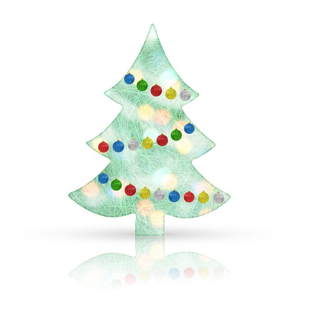 Albero di Natale tagliato da sisal con luci bokeh e palline giocattolo multicolori su sfondo bianco.