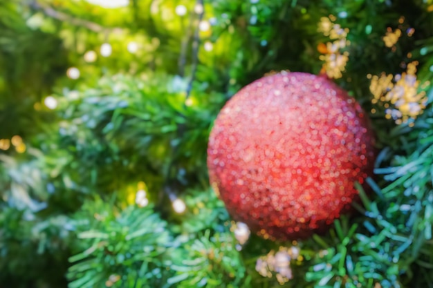 Albero di natale vago astratto con sfondo chiaro bokeh