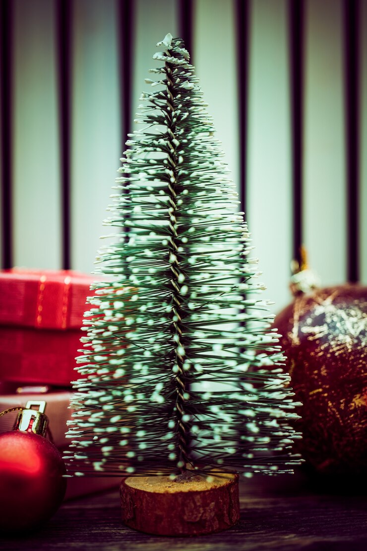 Foto albero di natale verde festivo. sfondo per un biglietto di auguri.