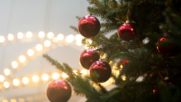 Albero di Natale verde vivo del primo piano con le palle rosse