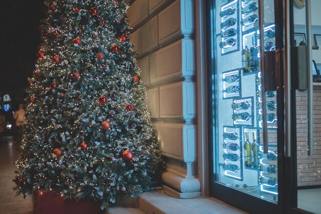 Albero di Natale vicino alla vetrina