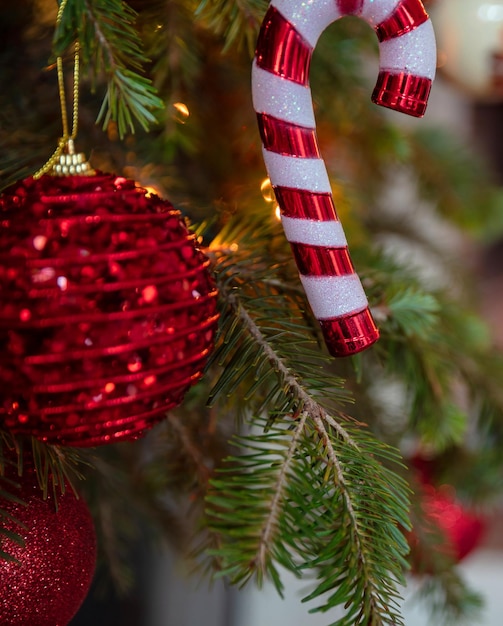 Albero di Natale vicino su sfondo sfocato caminetto acceso