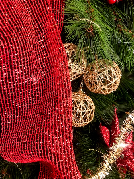 Albero di pino con bellissimo ornamento di Natale