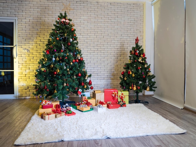 Albero di pino decorato di Natale e molti regali sul tappeto di pelliccia nel soggiorno. festeggiare le vacanze di Natale e Capodanno.