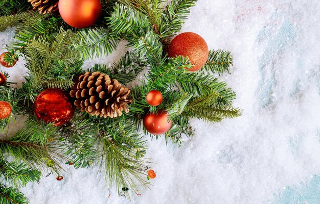 Albero di pino verde di Natale con sfondo di neve