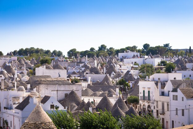 Alberobello, Puglia, Italia meridionale. Tetti tradizionali dei Trulli, case originali e antiche di questa regione.