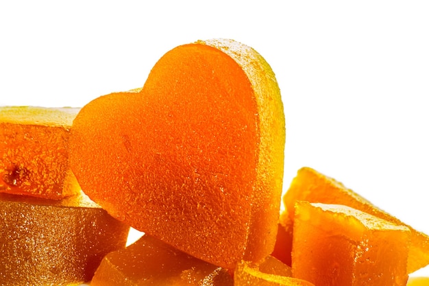 Albicocca di gelatina di frutta candita a forma di cuore su sfondo isolato