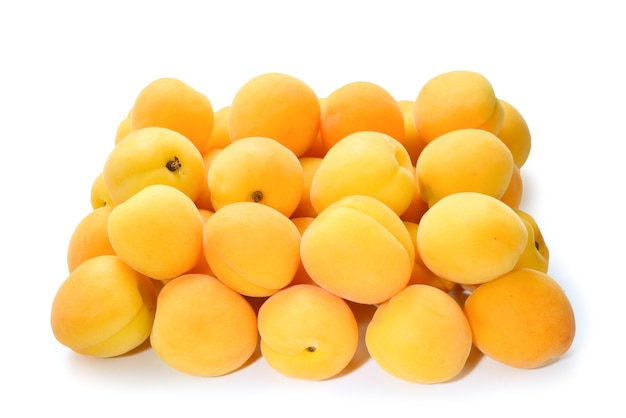 Albicocche arancioni succose mature isolate su surface . bianco