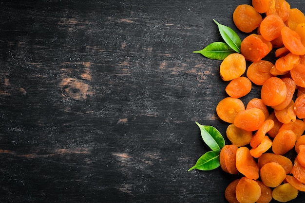 Albicocche secche su sfondo nero Frutta secca Vista dall'alto Spazio libero per il testo