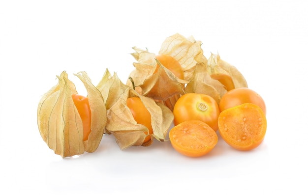 Alchechengio (physalis) isolato su sfondo bianco