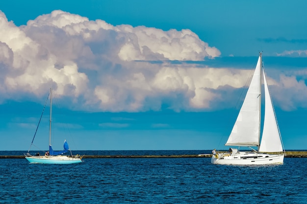 Alcune barche a vela stanno viaggiando nel Mar Baltico. Viaggio estivo