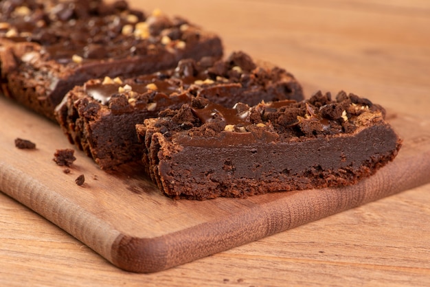 Alcune fette di brownie su legno.