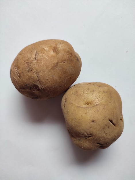 Alcune patate novelle isolate su sfondo bianco