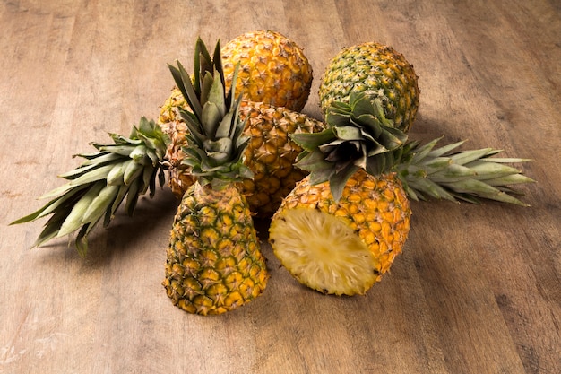 Alcuni ananas su un tavolo di legno. Frutta fresca.