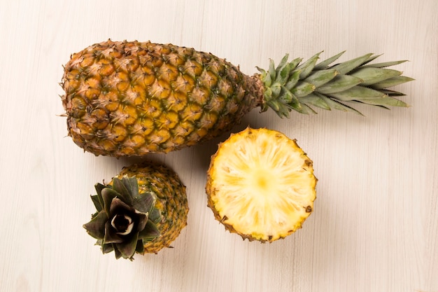 Alcuni ananas su un tavolo di legno. Frutta fresca.