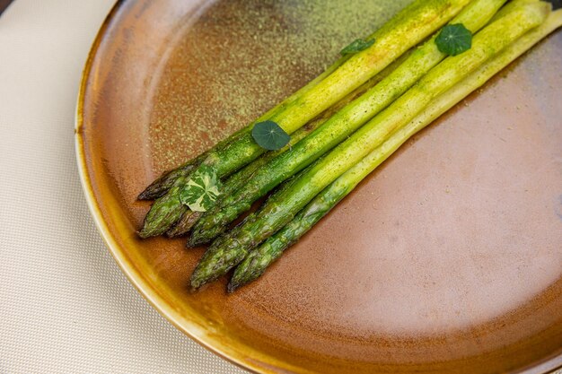 alcuni asparagi al forno su un piatto