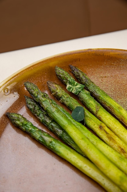 alcuni asparagi al forno su un piatto