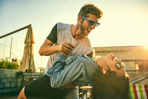 Alcuni dei momenti più romantici sono spontanei. Inquadratura di una giovane coppia affettuosa che balla insieme all'aperto