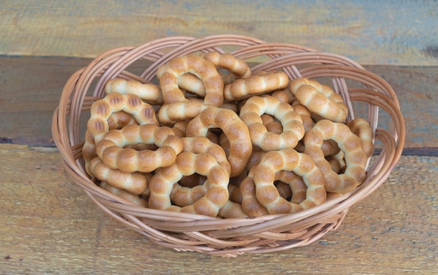 Alcuni deliziosi bagel in un cestino su uno sfondo di legno