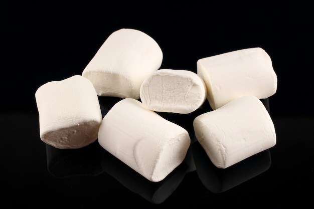 Alcuni marshmallow su sfondo nero