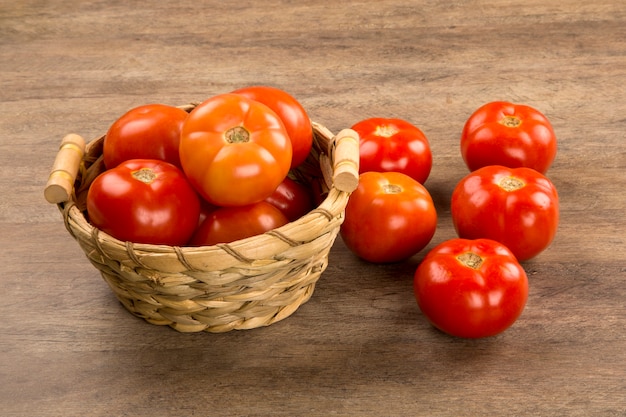 Alcuni pomodori su un tavolo di legno. Verdura fresca.